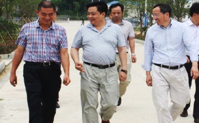 董事長(zhǎng)、胡博士一行視察工廠